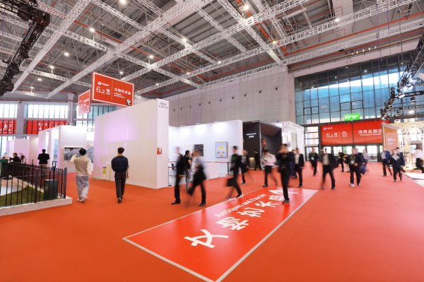 乐盈配资 进博会文物艺术品专区名作云集，上海自贸文投促展品变商品