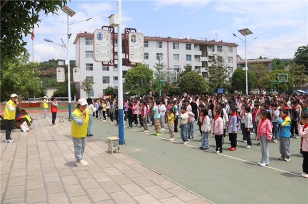 钱掌柜 爱心润童心 关爱进校园