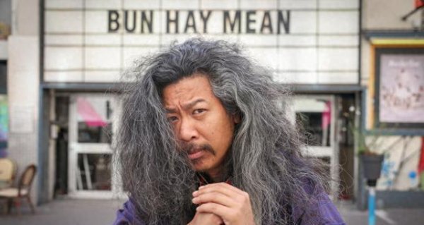 鑫恒盈配资 知名演员为捡手机从8楼坠亡，年仅43岁，最近计划重返舞台